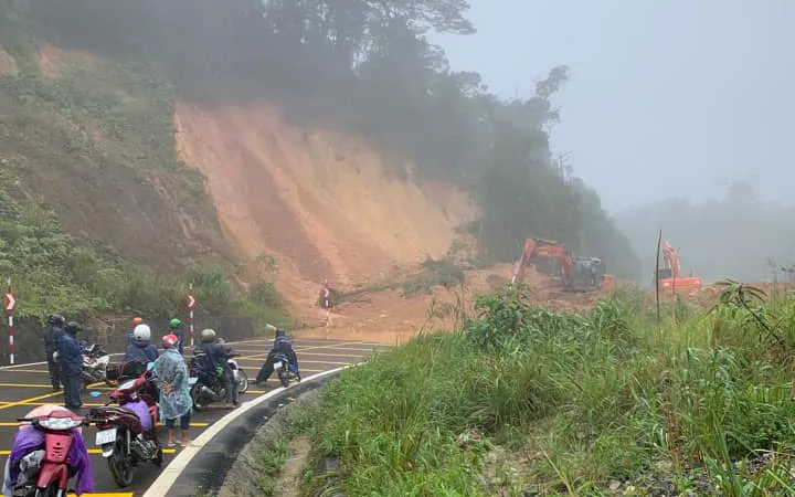 Quốc lộ 27C sạt lở, giao thông Đà Lạt – Nha Trang chia cắt nhiều giờ