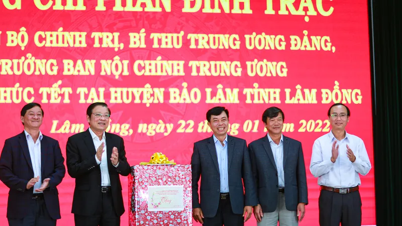 Trưởng Ban Nội chính Trung ương thăm, tặng quà tết tại Lâm Đồng