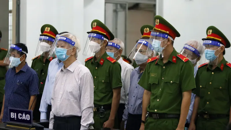 Các bị cáo tại phiên tòa sáng nay 4-4
