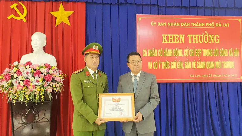 Đại úy công an trả lại 300 triệu cho người đánh rơi trên phố