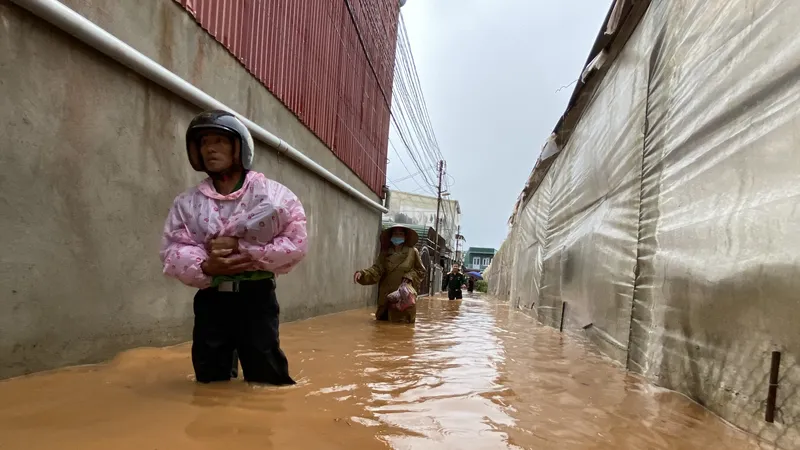 Nhiều nhà dân ở Đà Lạt bị ngập sau trận mưa lớn