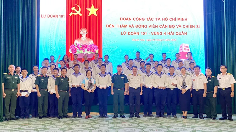 Lãnh đạo TPHCM thăm, tặng quà các chiến sĩ mới tại Bộ Tư lệnh Vùng 4 Hải quân