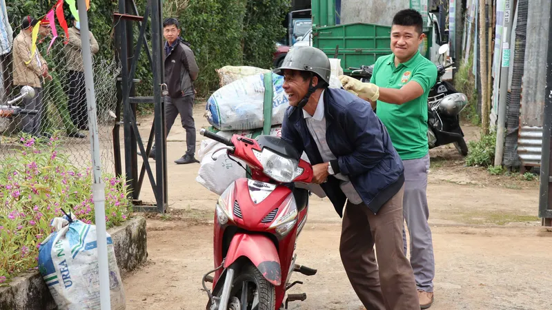 Nông dân Đà Lạt đổi vỏ thuốc bảo vệ thực vật lấy quà