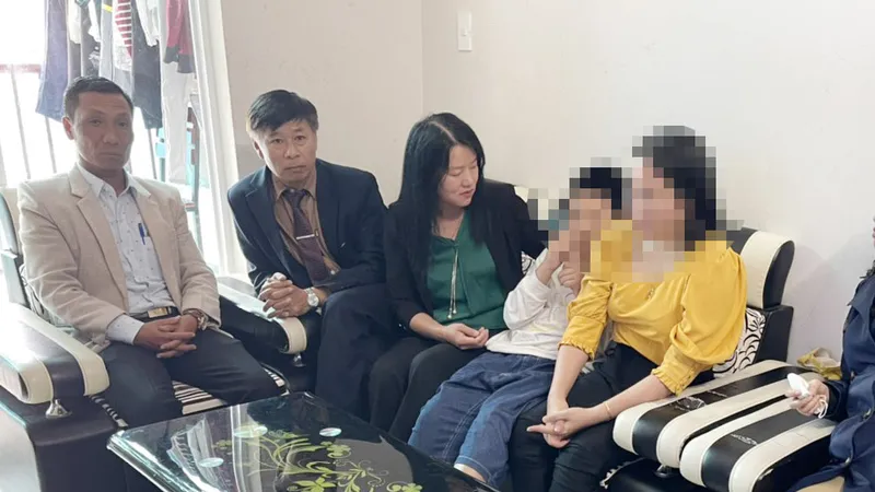 TP Đà Lạt thăm, động viên cháu bé bị bố dùng dây lưng bạo hành, lôi ra đường
