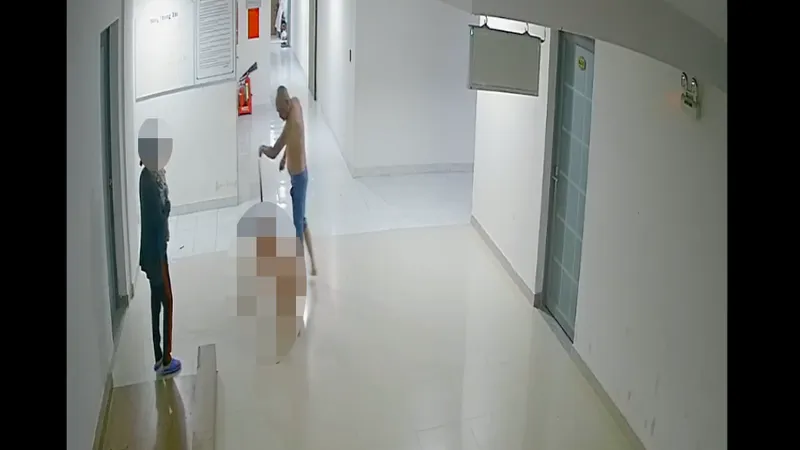 Khởi tố, bắt tạm giam 3 tháng người cha dùng dây lưng bạo hành con, lôi ra đường