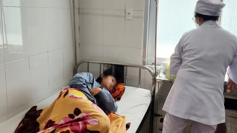 Nữ sinh lớp 7 bị đánh hội đồng nhập viện