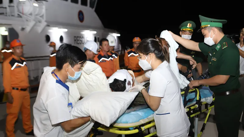Cứu sống hai thuyền viên nước ngoài gặp nạn trên biển