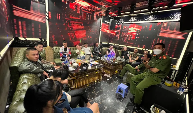 Tạm giữ 16 đối tượng vào quán karaoke tổ chức tiệc ma túy