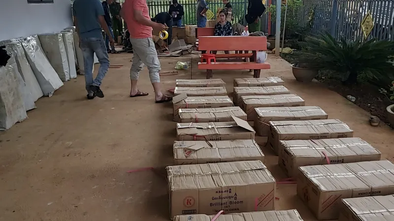 Triệt phá đường dây vận chuyển gần 1,8 tấn pháo lậu