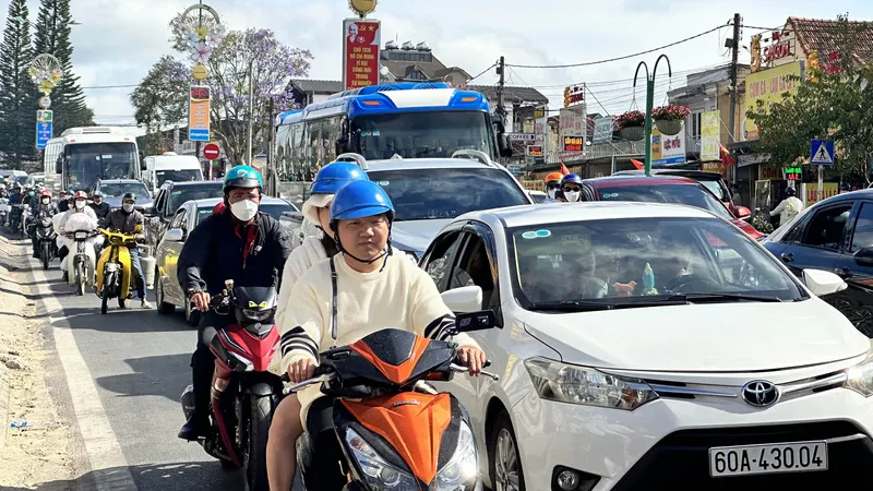 Du khách nườm nượp du xuân, Đà Lạt ùn ứ ở nhiều tuyến đường