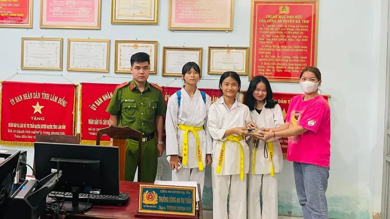 Lâm Đồng: Khen thưởng 3 nữ sinh nhặt được tài sản đánh rơi