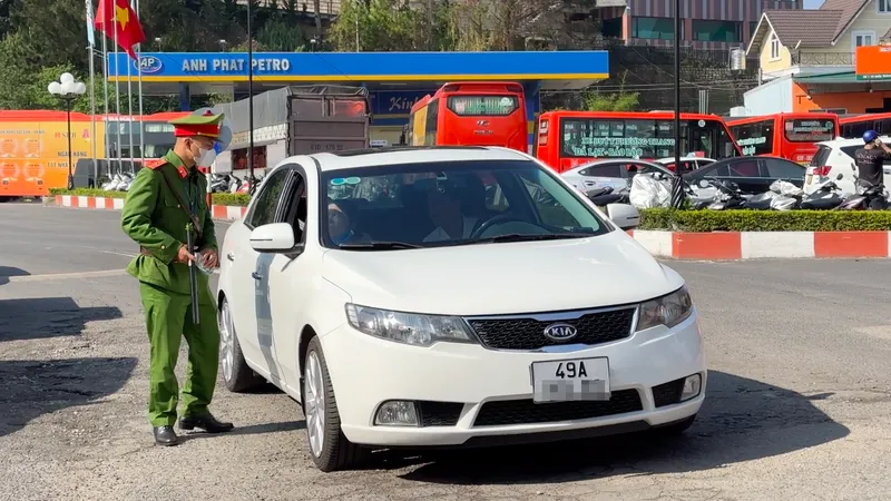 Công an khám xét các trung tâm đăng kiểm ở Lâm Đồng