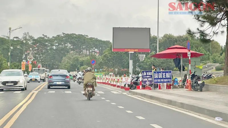Đà Lạt cấm căng dù, bạt tại bãi giữ xe để giữ mỹ quan đô thị