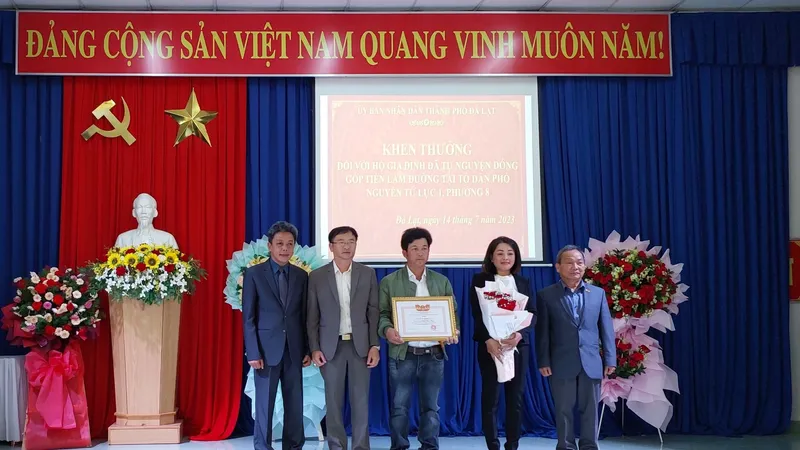 Một hộ dân tự nguyện chi 300 triệu đồng làm đường bê tông cho khu phố