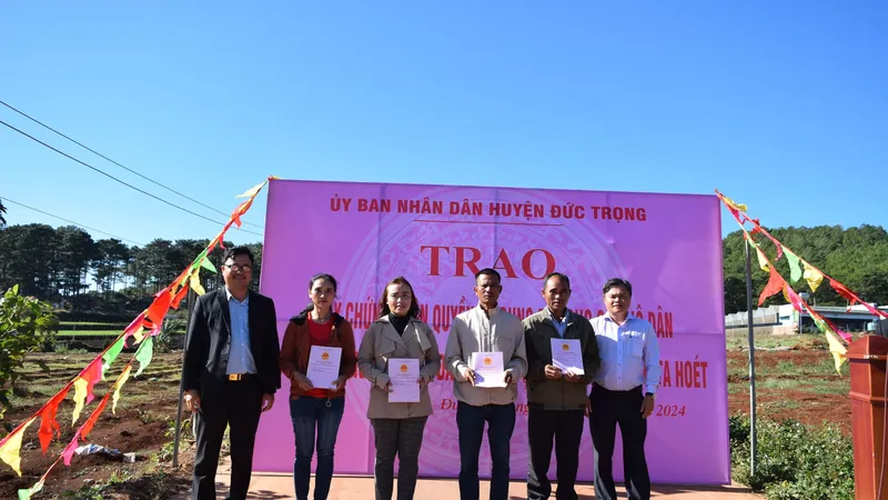 Lâm Đồng: Trao sổ đỏ tái định canh cho hộ dân bị thu hồi đất tại dự án hồ Ta Hoét