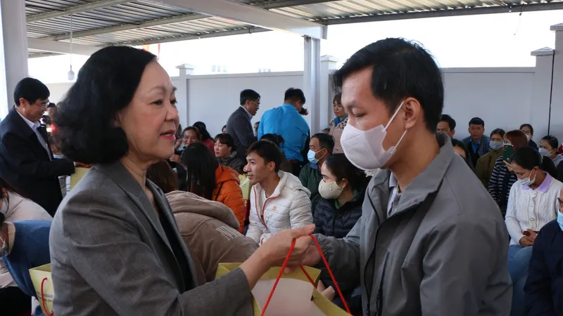Thường trực Ban Bí thư Trương Thị Mai thăm, trao quà tết tại Lâm Đồng