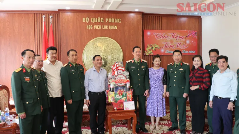Đà Lạt: Đoàn công tác TPHCM thăm, chúc tết tại Học viện Lục quân