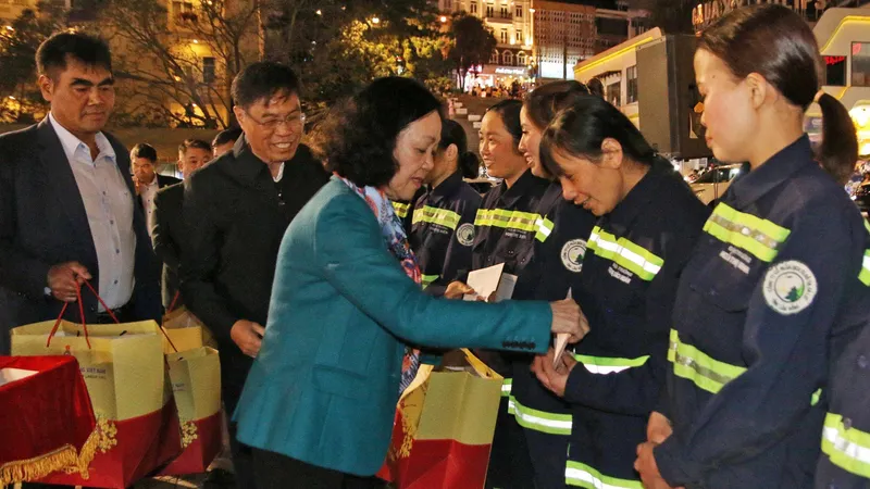 Thường trực Ban Bí thư Trương Thị Mai thăm, trao quà đêm giao thừa tại Đà Lạt