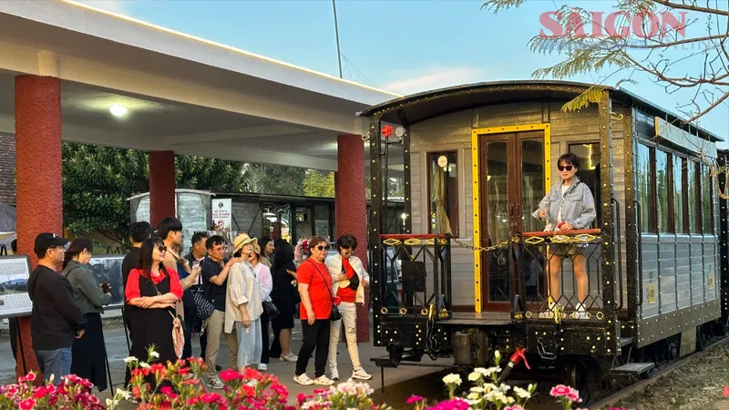 Tàu lửa cổ Đà Lạt chính thức chạy đêm phục vụ khách