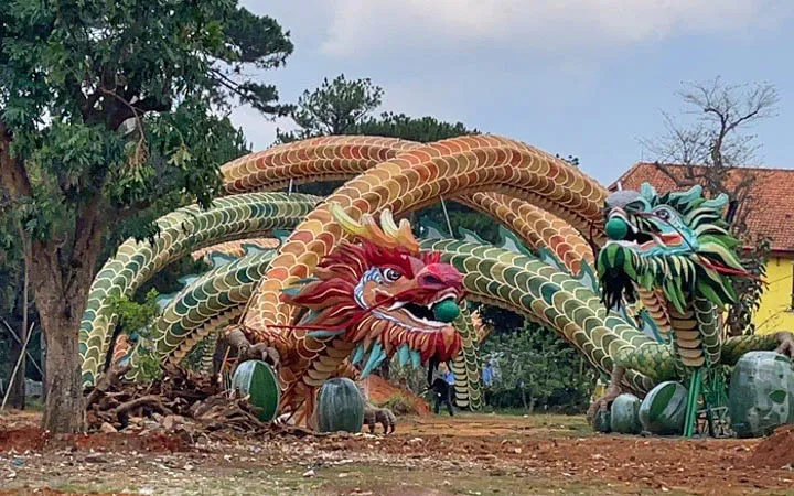Bị phạt khi đưa cặp rồng từ đường hoa Nguyễn Huệ lên Đà Lạt lắp đặt