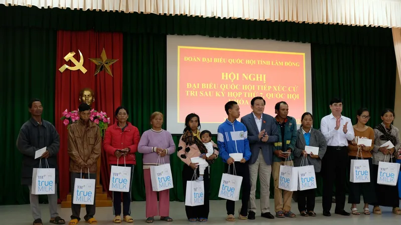Đồng chí Phan Đình Trạc tiếp xúc cử tri tại Lâm Đồng