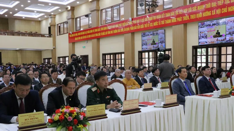 Lâm Đồng phát động phong trào thi đua vượt qua khó khăn, vươn lên cùng đất nước