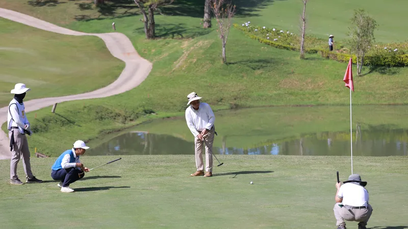 Các vận động viên thi đấu trên sân golf Đồi Cù, đây được coi là nơi du nhập bộ môn golf vào Việt Nam từ những năm 1920