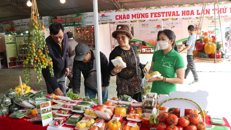 Nhiều mặt hàng rau, quả lạ được giới thiệu tại phiên chợ rau Đà Lạt