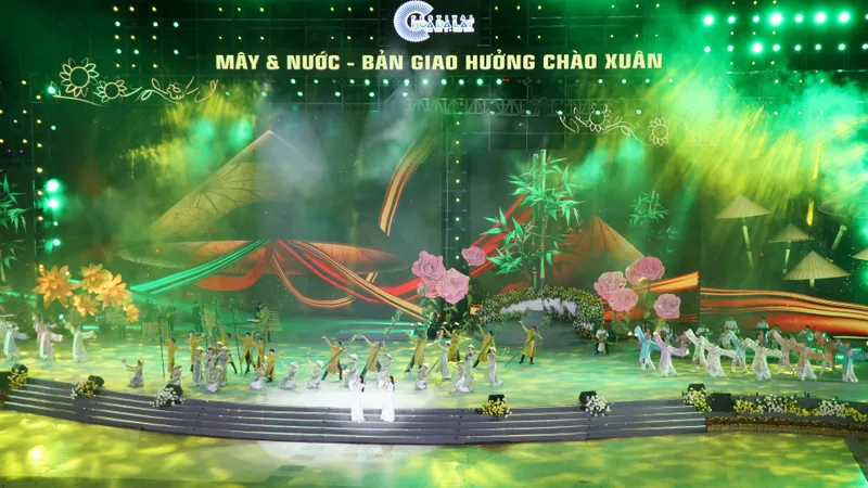Biển người theo dõi chương trình nghệ thuật “Mây và nước – Bản giao hưởng chào xuân” tại Đà Lạt