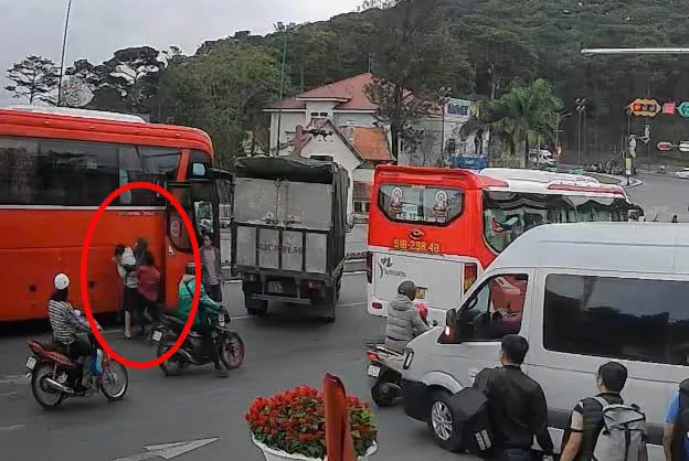 Triệu tập 2 tài xế chặn xe chở khách du lịch, đánh người giữa đường phố Đà Lạt
