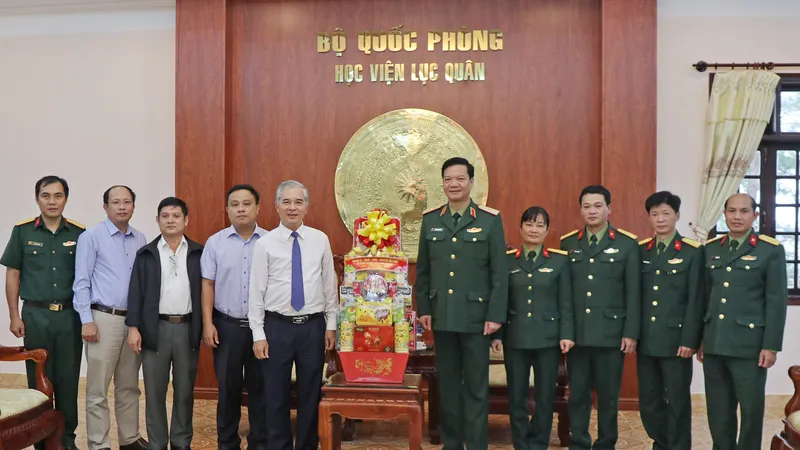 Đoàn công tác TPHCM thăm chúc tết tại Học viện Lục quân