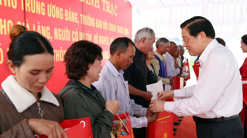 Trưởng Ban Nội chính Trung ương Phan Đình Trạc tặng quà tết tại Lâm Đồng