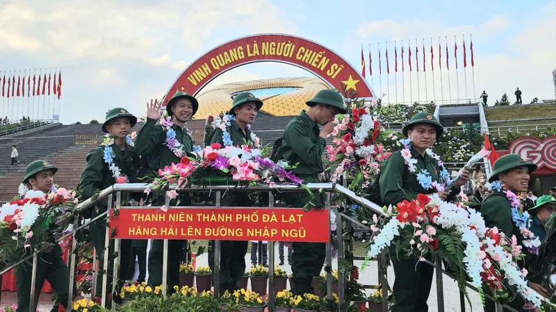 Thanh niên TP Đà Lạt hăng hái lên đường nhập ngũ sáng 13-2