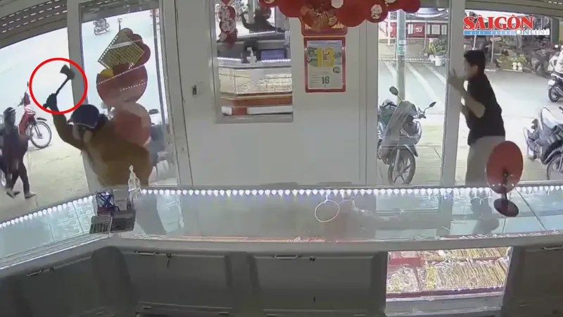 Ngang nhiên dùng rìu cướp tiệm vàng giữa ban ngày 