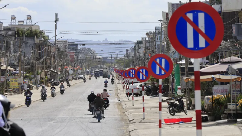 Vụ biển báo cấm đậu xe cắm “xếp lớp” trên quốc lộ 27: Địa phương cho rằng đúng quy định