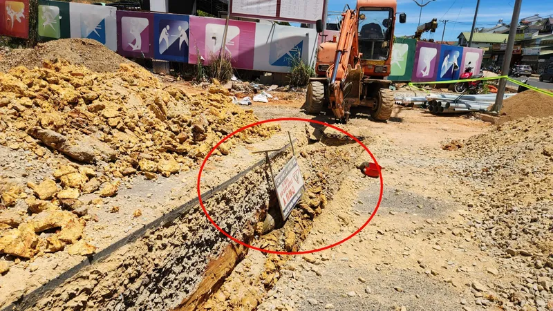 Phong tỏa một đoạn đường để xử lý vật thể nghi là bom