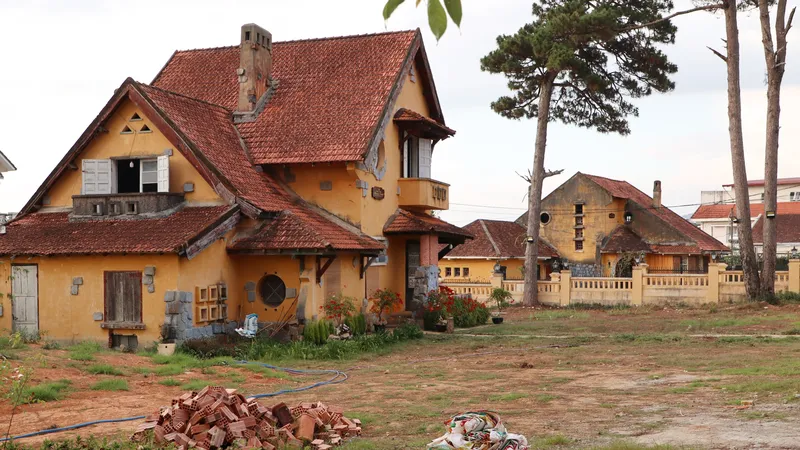 Dãy biệt thự cổ đường Cô Giang, phường 9, TP Đà Lạt (tỉnh Lâm Đồng) thuộc biệt thự nhóm hai - có giá trị về nghệ thuật, kiến trúc, văn hóa, lịch sử nhưng bị bỏ hoang nhiều năm
