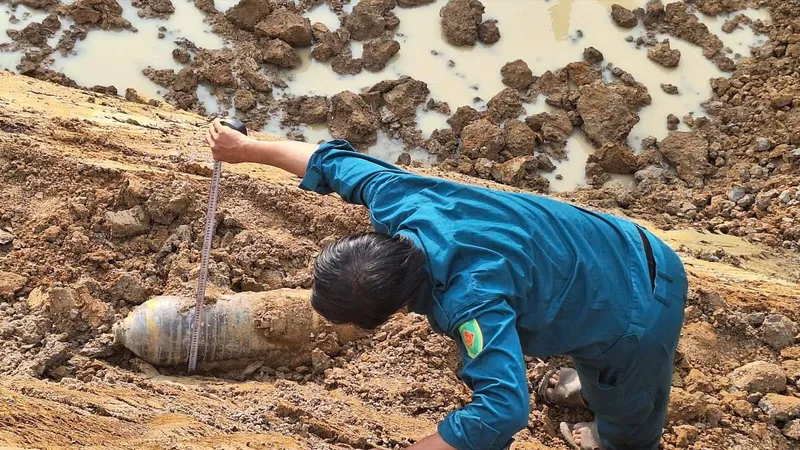 Phát hiện vật thể nghi bom dài gần 1 mét khi đào ao