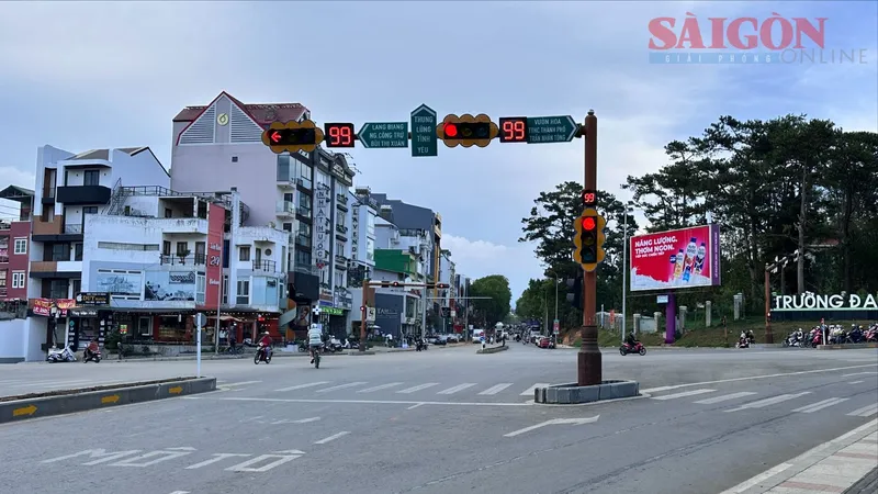 Thí điểm đèn tín hiệu thông minh, khắc phục bất cập điều tiết giao thông tại Đà Lạt