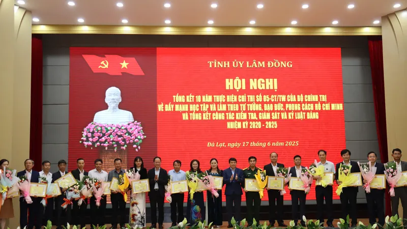 Lâm Đồng khen thưởng nhiều tập thể, cá nhân làm theo Bác