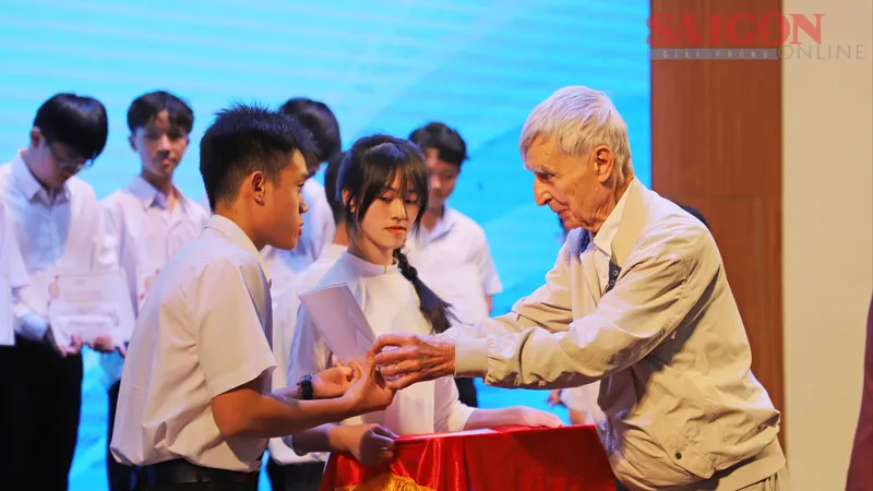 Gần 3 tỷ đồng học bổng Vallet trao đến học sinh, sinh viên vượt khó