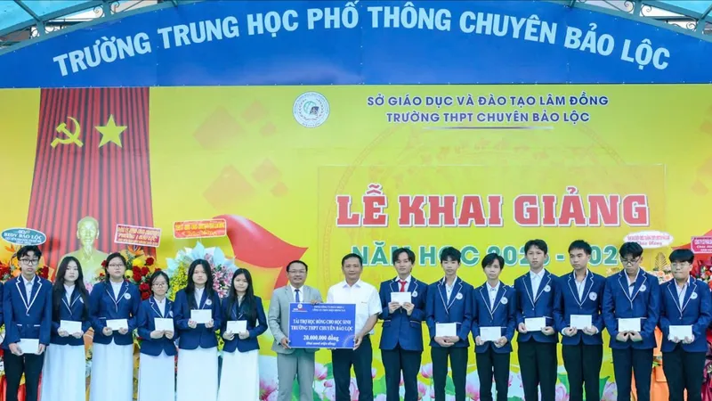Công ty Thủy điện Đồng Nai tặng 290 triệu đồng học bổng đến học sinh có hoàn cảnh khó khăn