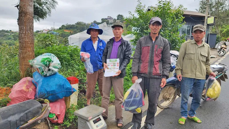 Lâm Đồng: Người dân đổi rác lấy quà tặng