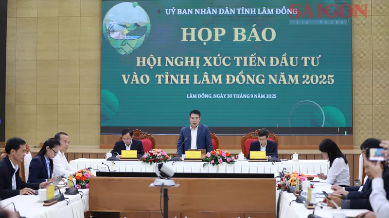 Ông Nguyễn Ngọc Phúc, Phó Chủ tịch UBND tỉnh Lâm Đồng giải đáp một số thông tin liên quan đến hội nghị xúc tiến đầu tư vào Lâm Đồng. Ảnh: ĐOÀN KIÊN