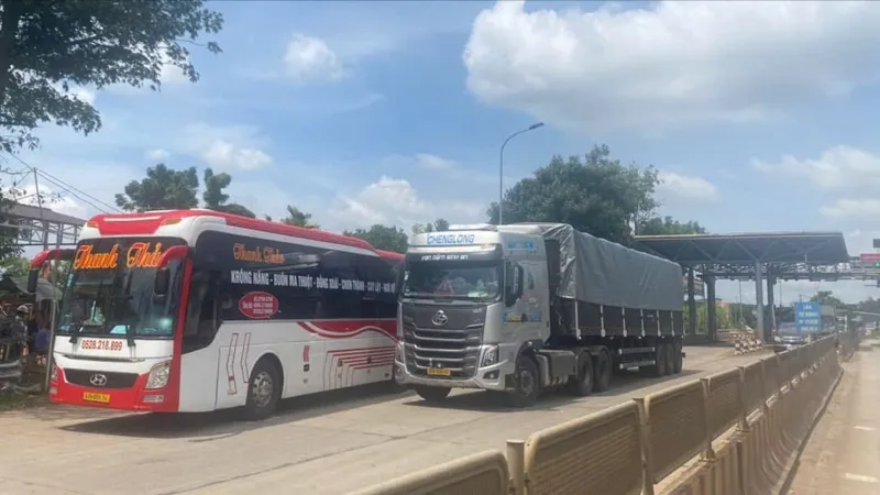 Bắt giữ khẩn cấp 3 người liên quan vụ xe ô tô chèn ép nhau trên quốc lộ