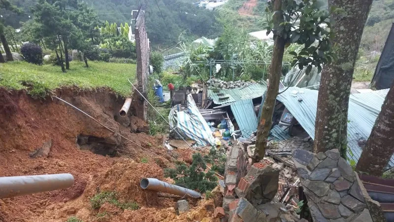 Bờ taluy đổ sập làm hư hỏng căn nhà phía dưới