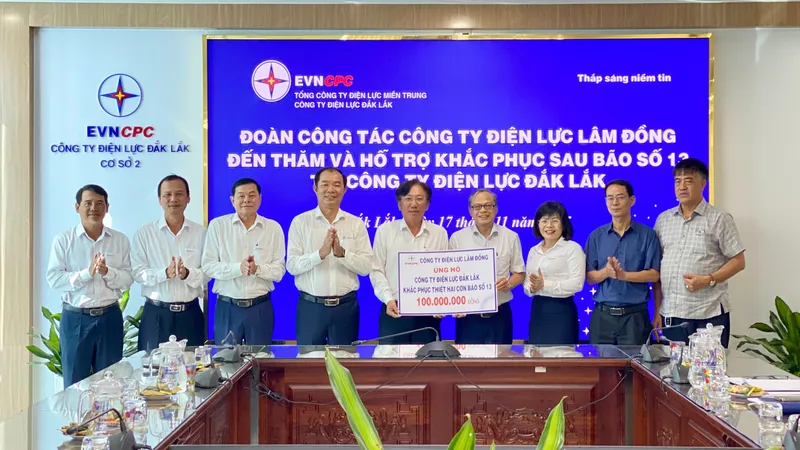 Công ty Điện lực Lâm Đồng hỗ trợ Đắk Lắk và Gia Lai khắc phục thiệt hại sau bão số 13