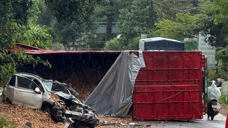 Lâm Đồng: Ô tô bẹp dúm sau va chạm với xe container