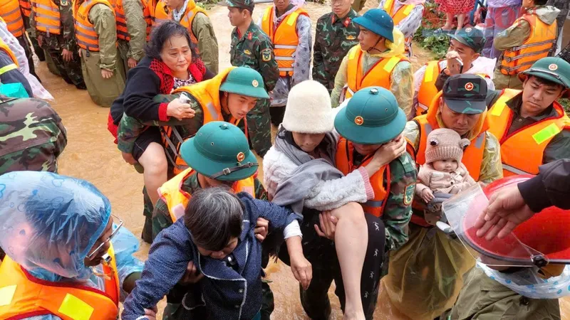 Quân khu 7 tăng cường lực lượng hỗ trợ Lâm Đồng khắc phục hậu quả mưa lũ