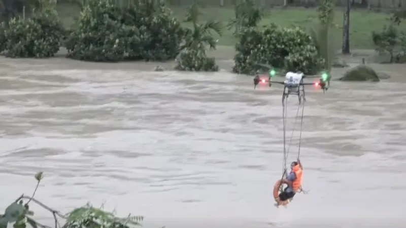Dùng máy bay không người lái cứu người đàn ông bị lũ cô lập giữa sông